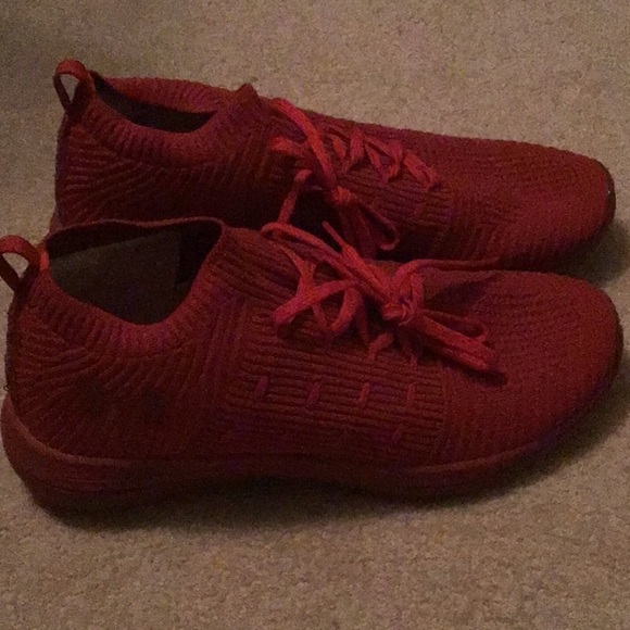 Under Armour 6y red boys shoes - Picture 2 of 3